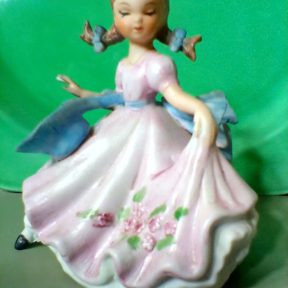 Vintage girl with bonnet